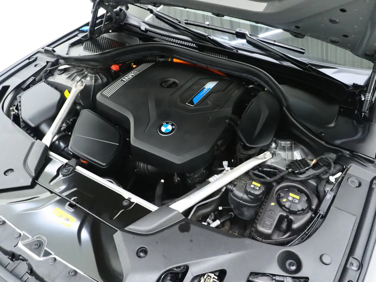 520e | Leder | HUD | Adaptive Cruise | 360 | Dodehoek | Sfeerlicht | Stoelverwarming