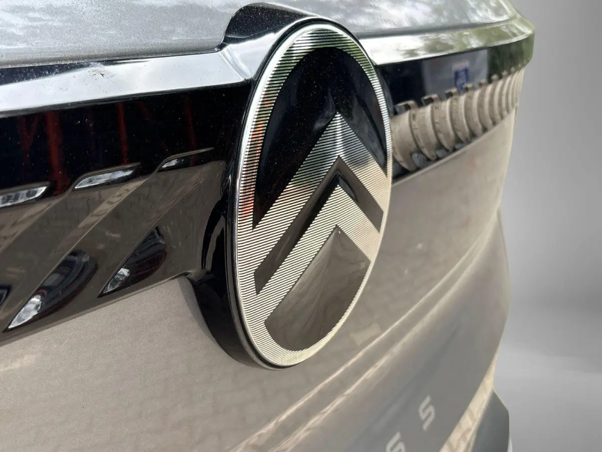 Collection 113pk Extended Range 54 kWh | Voorraaddeal! | 17" Lichtmetalen velgen | Apple Carplay Android Auto | Achteruitrijcamera | Parkeersensoren | Two tone