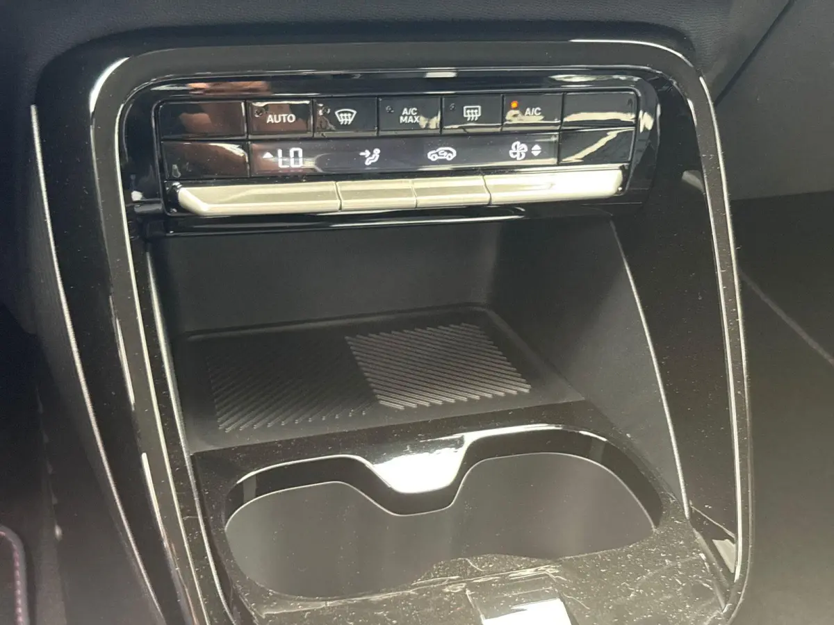 Collection 113pk Extended Range 54 kWh | Voorraaddeal! | 17" Lichtmetalen velgen | Apple Carplay Android Auto | Achteruitrijcamera | Parkeersensoren | Two tone
