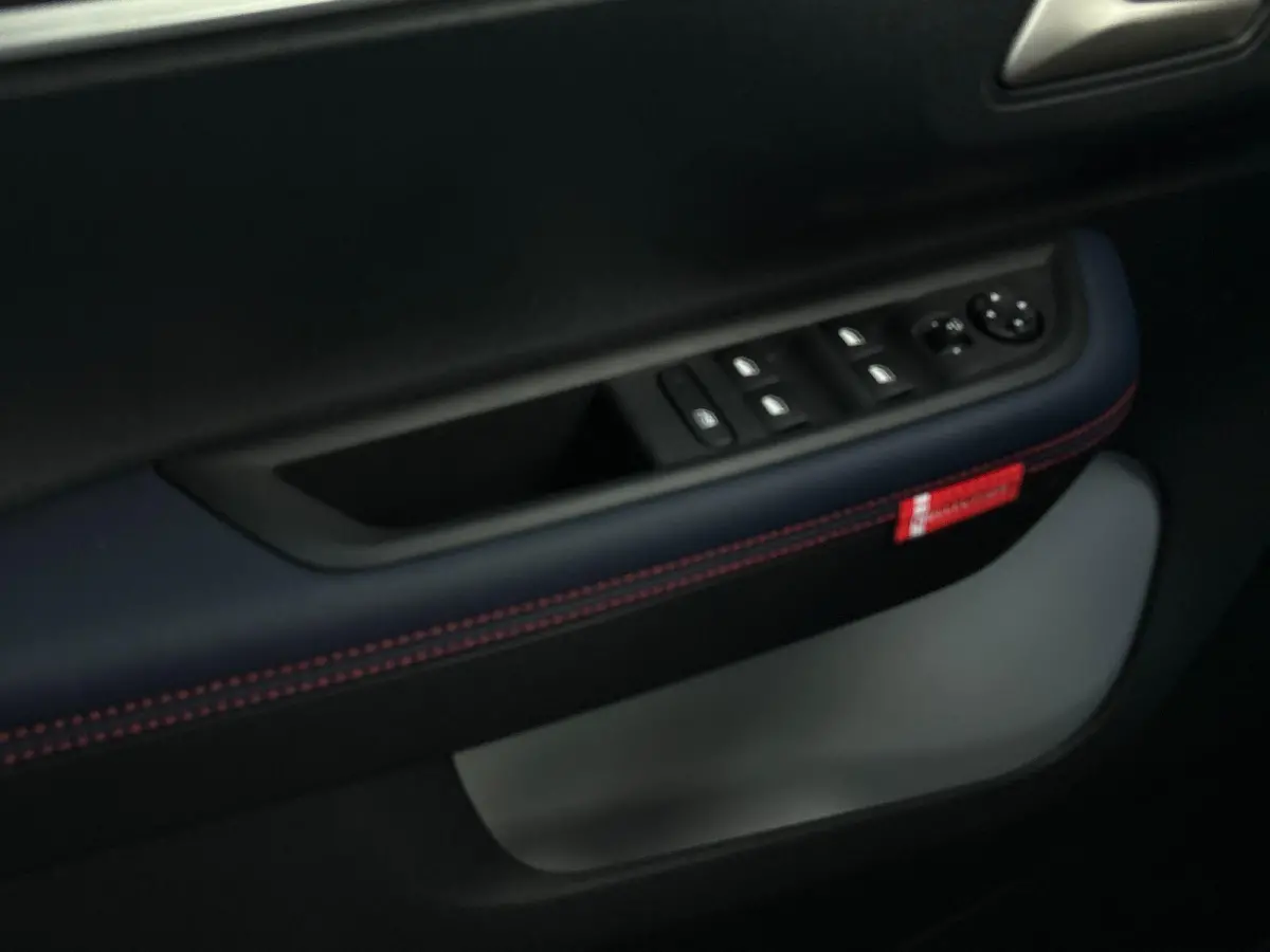 Collection 113pk Extended Range 54 kWh | Voorraaddeal! | 17" Lichtmetalen velgen | Apple Carplay Android Auto | Achteruitrijcamera | Parkeersensoren | Two tone