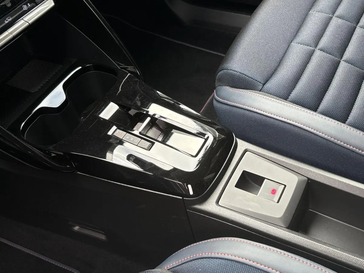 Collection 113pk Extended Range 54 kWh | Voorraaddeal! | 17" Lichtmetalen velgen | Apple Carplay Android Auto | Achteruitrijcamera | Parkeersensoren | Two tone
