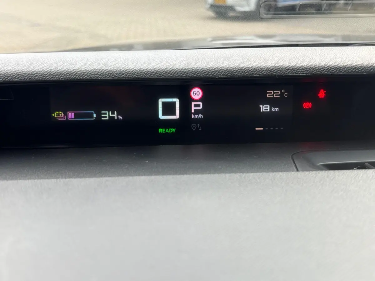 Collection 113pk Extended Range 54 kWh | Voorraaddeal! | 17" Lichtmetalen velgen | Apple Carplay Android Auto | Achteruitrijcamera | Parkeersensoren | Two tone