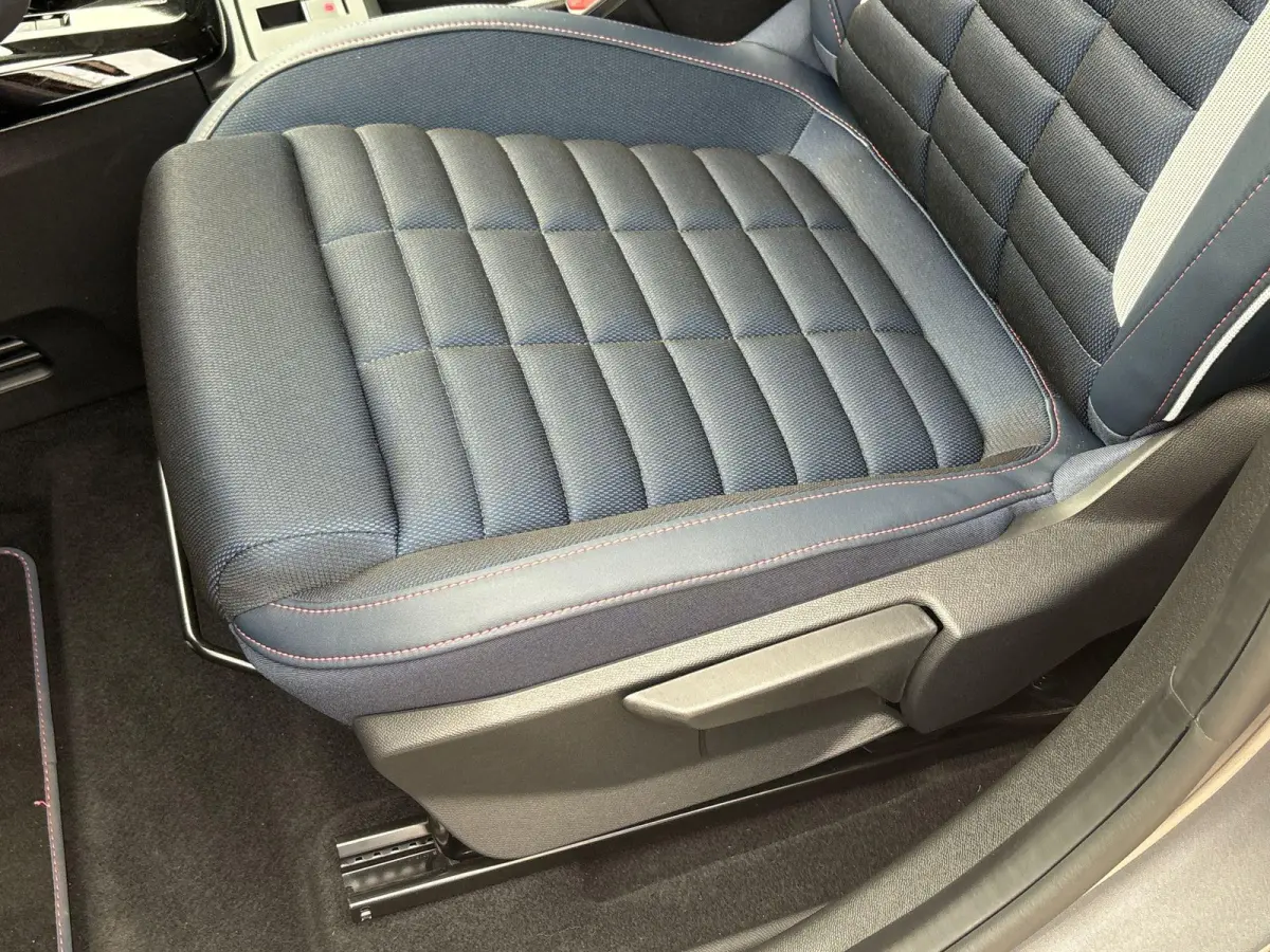 Collection 113pk Extended Range 54 kWh | Voorraaddeal! | 17" Lichtmetalen velgen | Apple Carplay Android Auto | Achteruitrijcamera | Parkeersensoren | Two tone