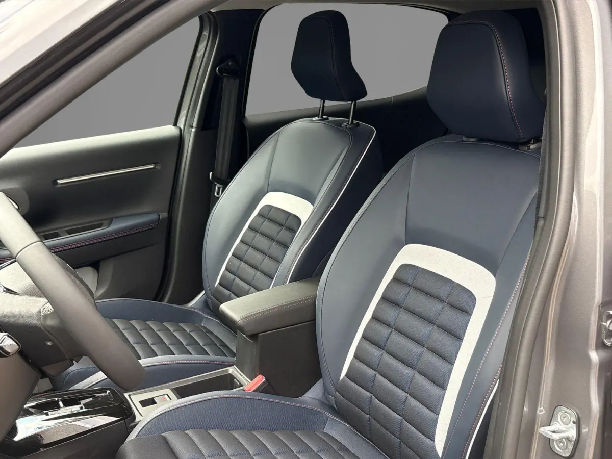 Collection 113pk Extended Range 54 kWh | Voorraaddeal! | 17" Lichtmetalen velgen | Apple Carplay Android Auto | Achteruitrijcamera | Parkeersensoren | Two tone