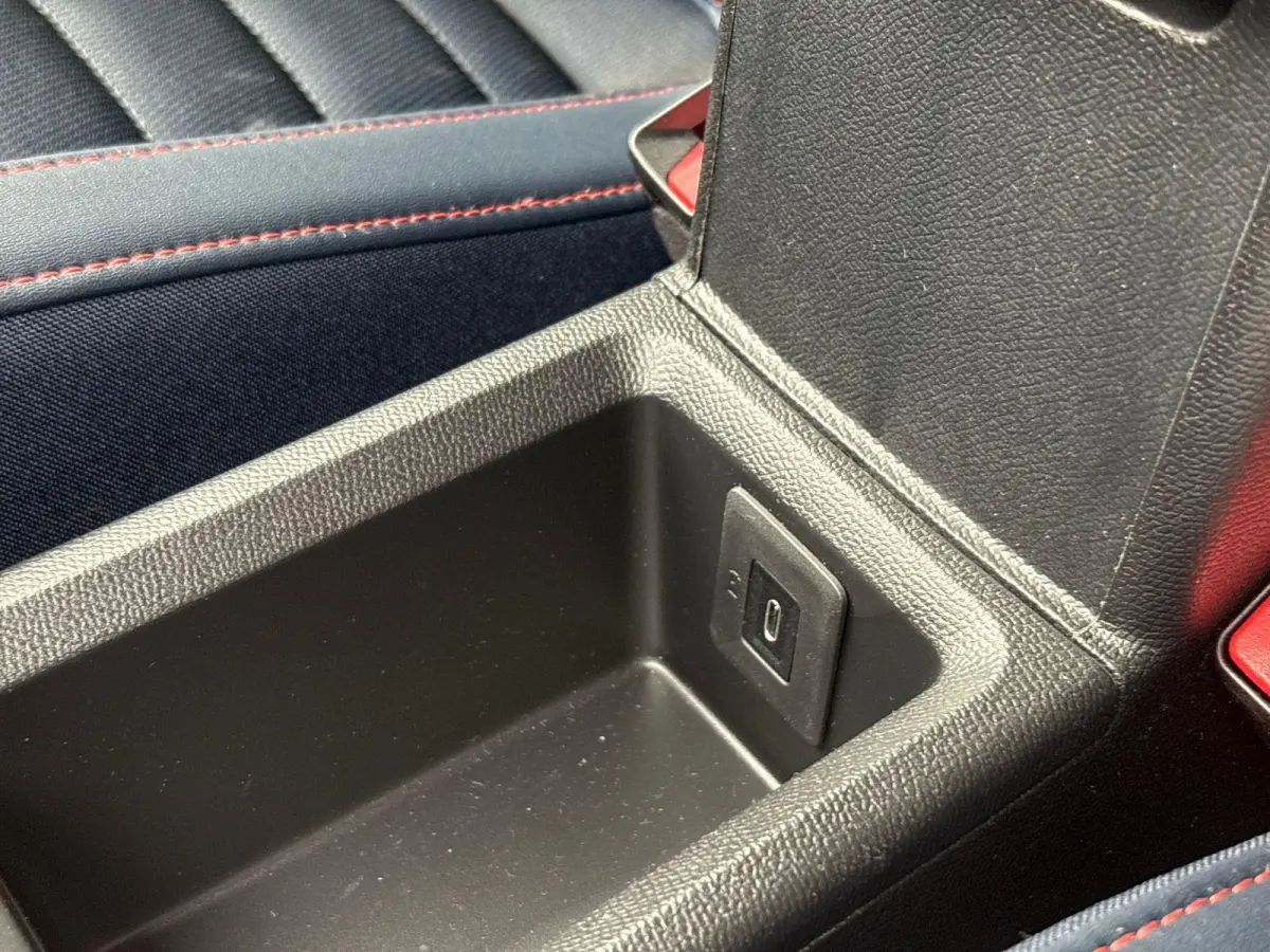 Collection 113pk Extended Range 54 kWh | Voorraaddeal! | 17" Lichtmetalen velgen | Apple Carplay Android Auto | Achteruitrijcamera | Parkeersensoren | Two tone