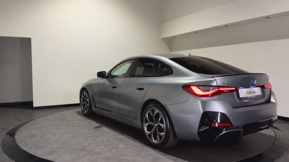 M50 84 kWh M Sport Pro | SOH 97,6% | el. Schuif/kanteldak | el. stoelen met memory | HUD | Unieke kleur
