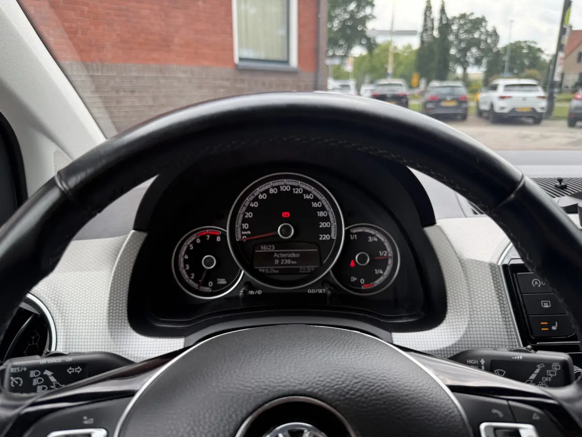 Up! 1.0 BMT high up!. | DAB | CRUISE | BLUETOOTH | STOELVERW. | LICHTMETAAL |