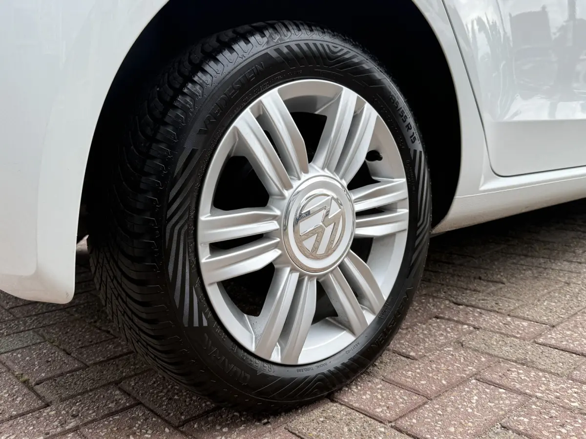 Up! 1.0 BMT high up!. | DAB | CRUISE | BLUETOOTH | STOELVERW. | LICHTMETAAL |