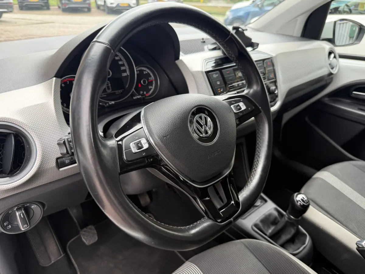 Up! 1.0 BMT high up!. | DAB | CRUISE | BLUETOOTH | STOELVERW. | LICHTMETAAL |