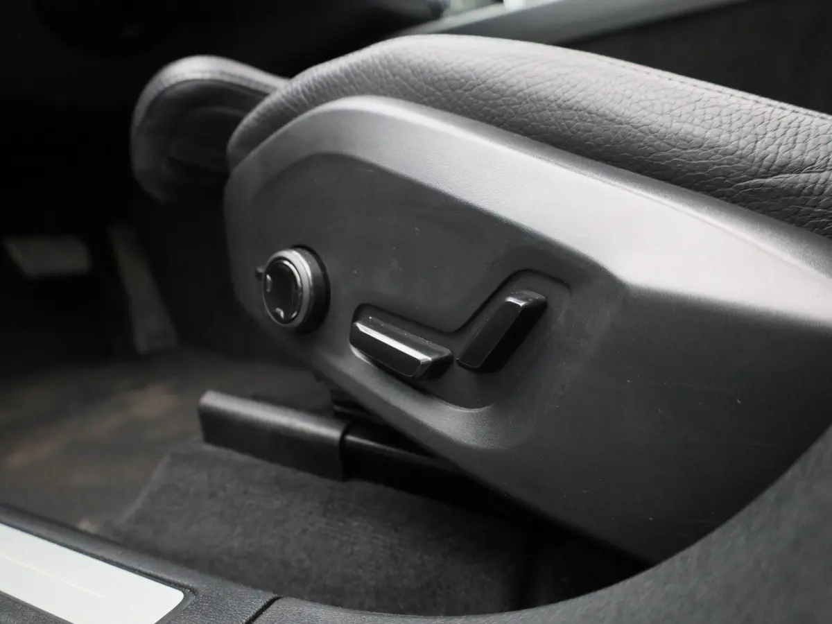 T6 PHEV Plus Dark Aut. | PANO-SCHUIFDAK | LEER | STOEL-STUURWIELVERWARMING | CAMERA | NAVIGATIE