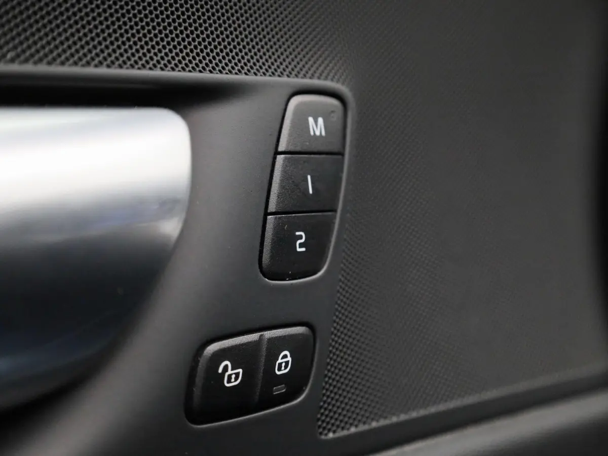 T6 PHEV Plus Dark Aut. | PANO-SCHUIFDAK | LEER | STOEL-STUURWIELVERWARMING | CAMERA | NAVIGATIE