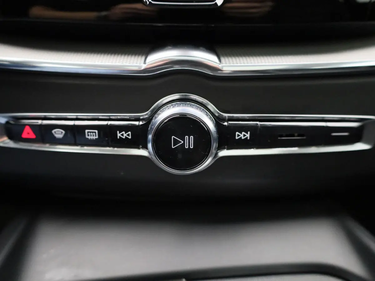 T6 PHEV Plus Dark Aut. | PANO-SCHUIFDAK | LEER | STOEL-STUURWIELVERWARMING | CAMERA | NAVIGATIE