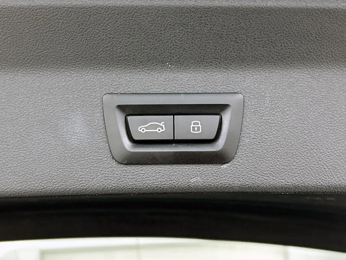 xDrive30e High Executive | LEDER | PANORAMADAK | HARMAN KARDON | HEAD-UP DISPLAY | MEMORY STOELEN | STOELVERWARMING | DODEHOEKSENSOREN | SFEERVERLICHTING | GROOTLICHTASSISTENT | APPLE CARPLA