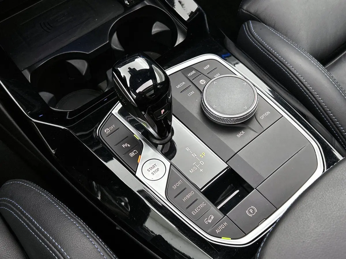 xDrive30e High Executive | LEDER | PANORAMADAK | HARMAN KARDON | HEAD-UP DISPLAY | MEMORY STOELEN | STOELVERWARMING | DODEHOEKSENSOREN | SFEERVERLICHTING | GROOTLICHTASSISTENT | APPLE CARPLA
