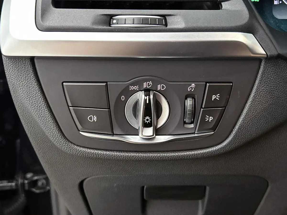 xDrive30e High Executive | LEDER | PANORAMADAK | HARMAN KARDON | HEAD-UP DISPLAY | MEMORY STOELEN | STOELVERWARMING | DODEHOEKSENSOREN | SFEERVERLICHTING | GROOTLICHTASSISTENT | APPLE CARPLA