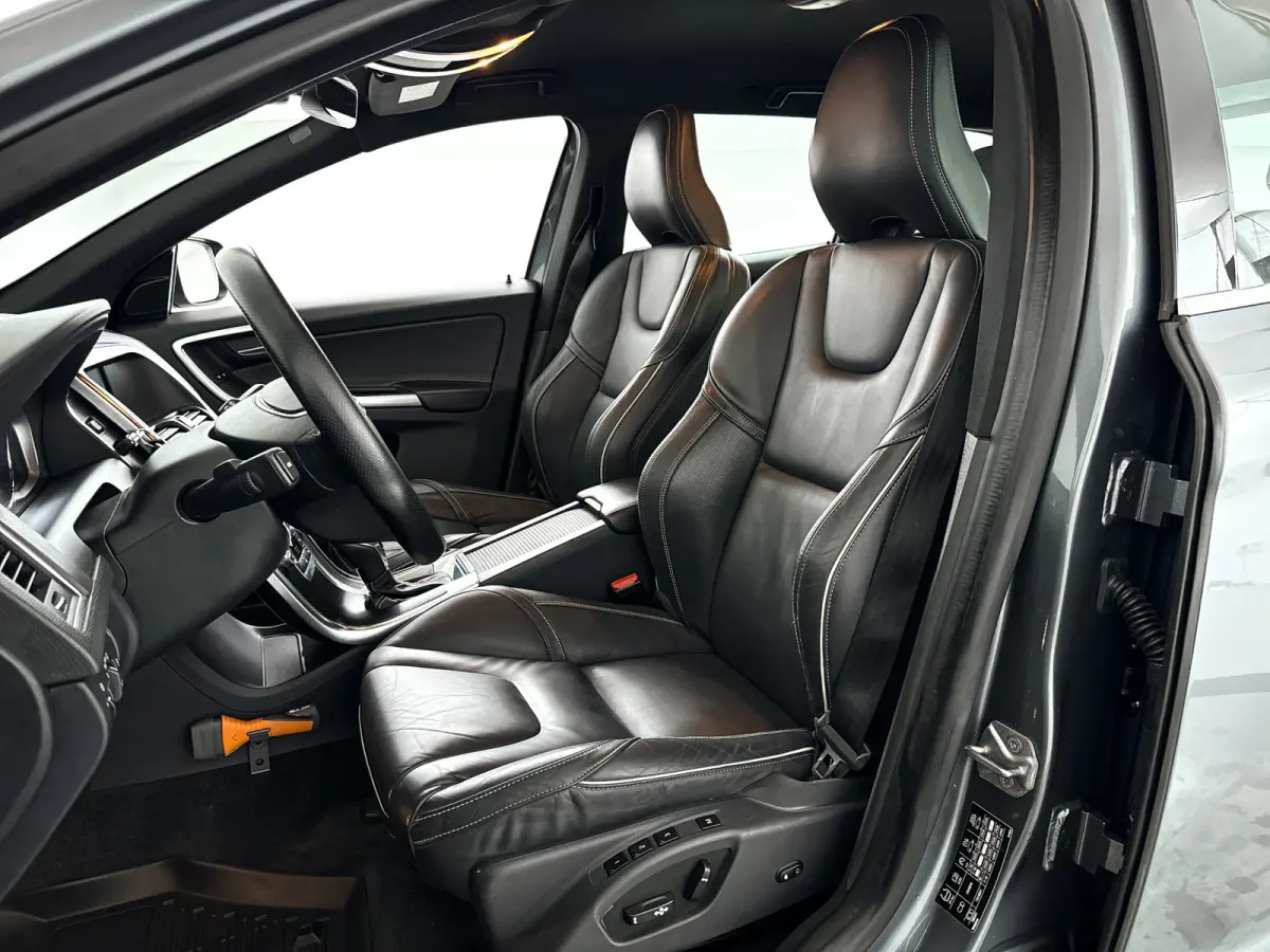 T5 FWD R-Design | Park assist | Stoelverwarming | Elektrische stoelen | Cruise control