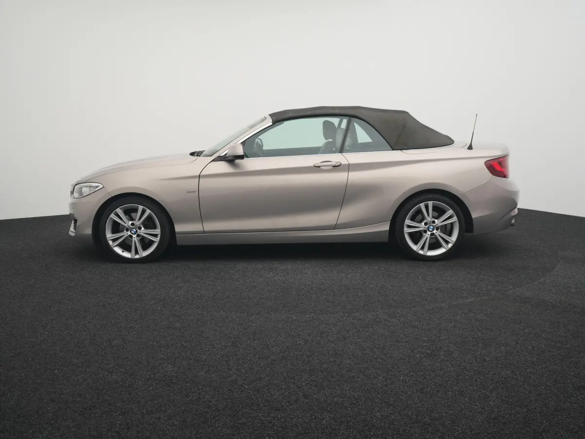 220i High Executive | Cabriolet | HiFi System Harman Kardon | Automaat | Leder Dakota Canberrabeige | BI-xenon koplampen | Interieurlijsten Edelhoutuitvoering Fineline Pure | 12 Maanden BOVA