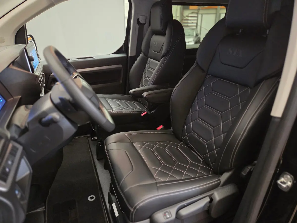EV L3 DC 75 kWh STX Special Edition, trekhaak, camera, apple carplay, keyless, tot 8 jaar garantie