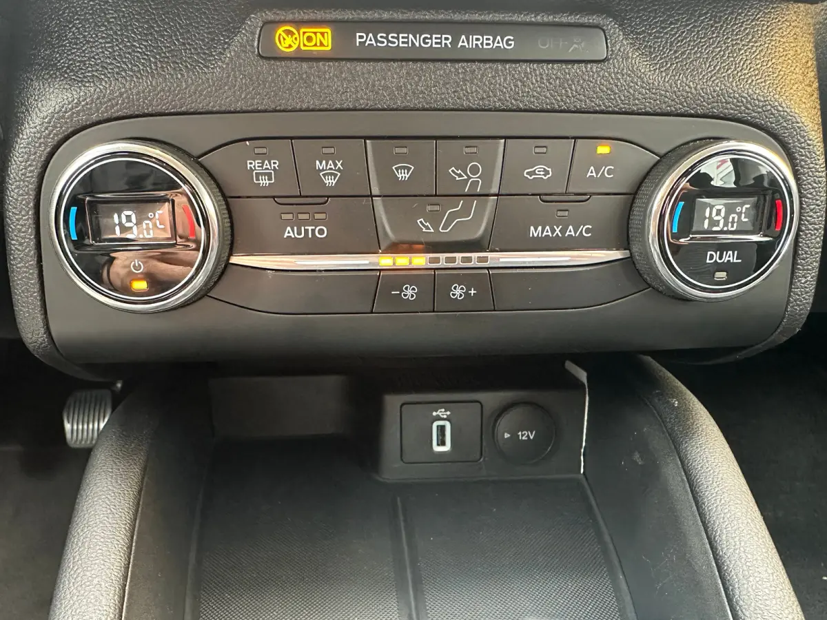 1.0 125PK Titanium | CLIMATE CONTROL| PARKEER SENSOREN V&A | CRUISE CONTROL| NAVI| DAB| KEYLESS ENTRY&START