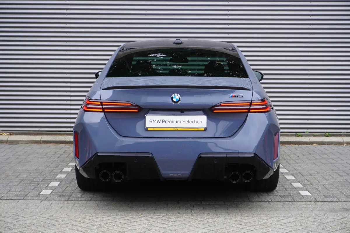 M5 | M Drive Professional | Carbon Pack incl Carbon dak | Driving Assistant Professional | Bowers & Wilkins Surround Sound System | Parking Assistant Professional