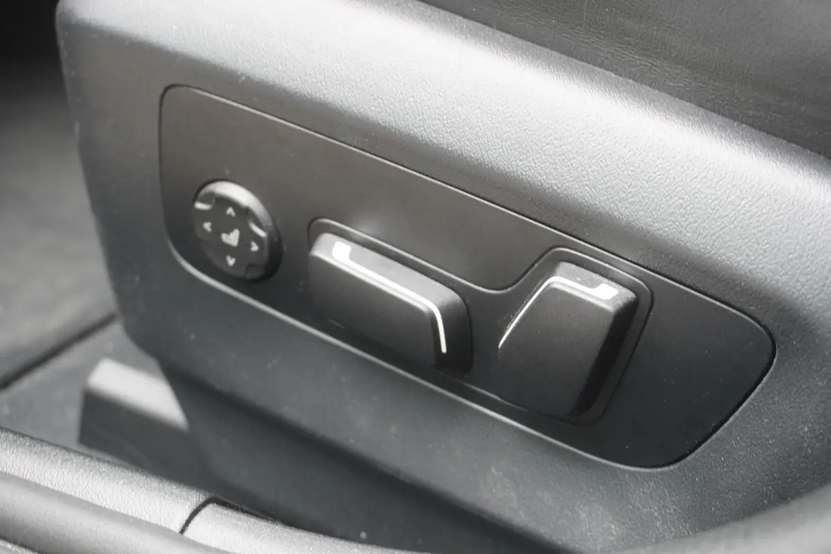 M5 | M Drive Professional | Carbon Pack incl Carbon dak | Driving Assistant Professional | Bowers & Wilkins Surround Sound System | Parking Assistant Professional
