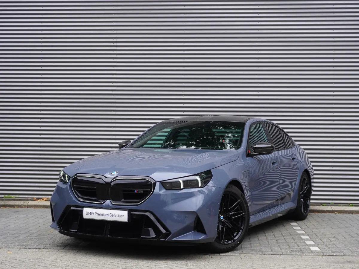 M5 | M Drive Professional | Carbon Pack incl Carbon dak | Driving Assistant Professional | Bowers & Wilkins Surround Sound System | Parking Assistant Professional