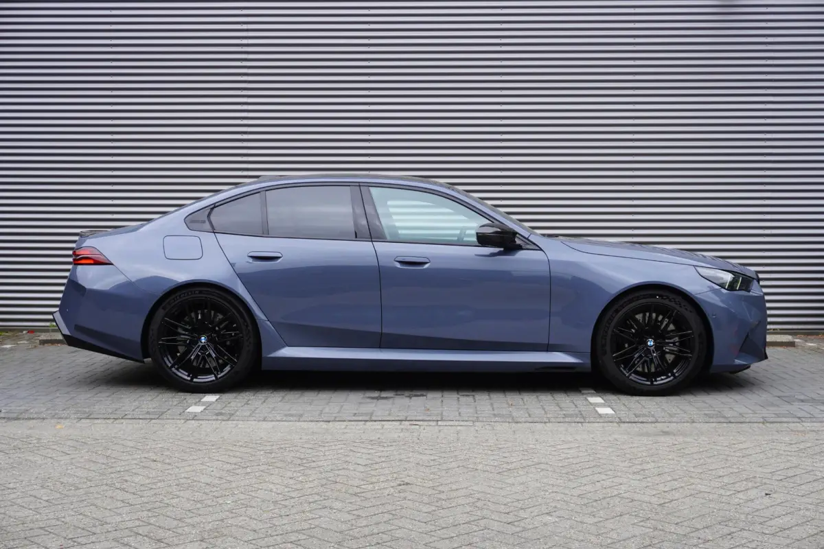 M5 | M Drive Professional | Carbon Pack incl Carbon dak | Driving Assistant Professional | Bowers & Wilkins Surround Sound System | Parking Assistant Professional