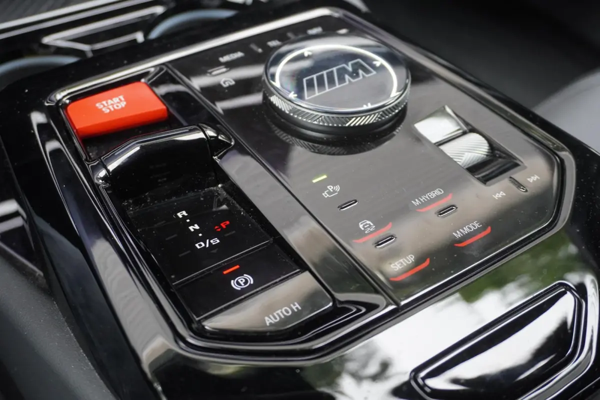 M5 | M Drive Professional | Carbon Pack incl Carbon dak | Driving Assistant Professional | Bowers & Wilkins Surround Sound System | Parking Assistant Professional