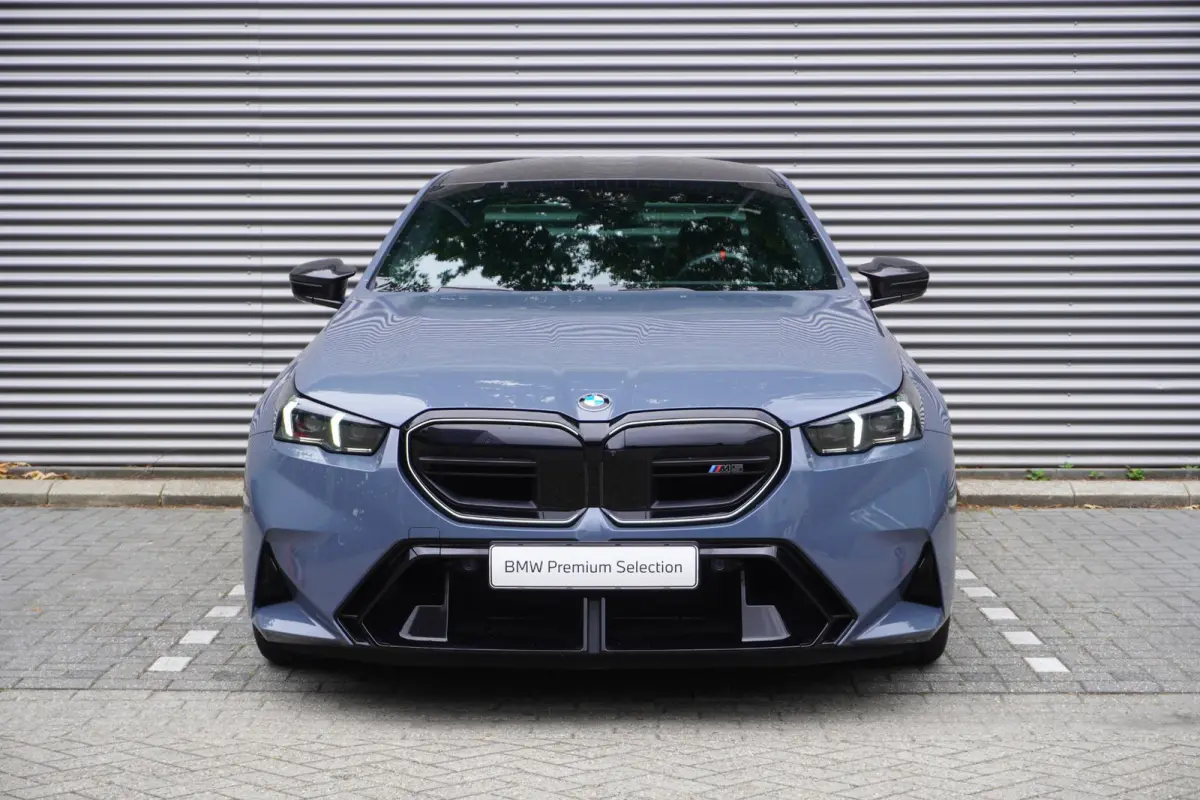 M5 | M Drive Professional | Carbon Pack incl Carbon dak | Driving Assistant Professional | Bowers & Wilkins Surround Sound System | Parking Assistant Professional