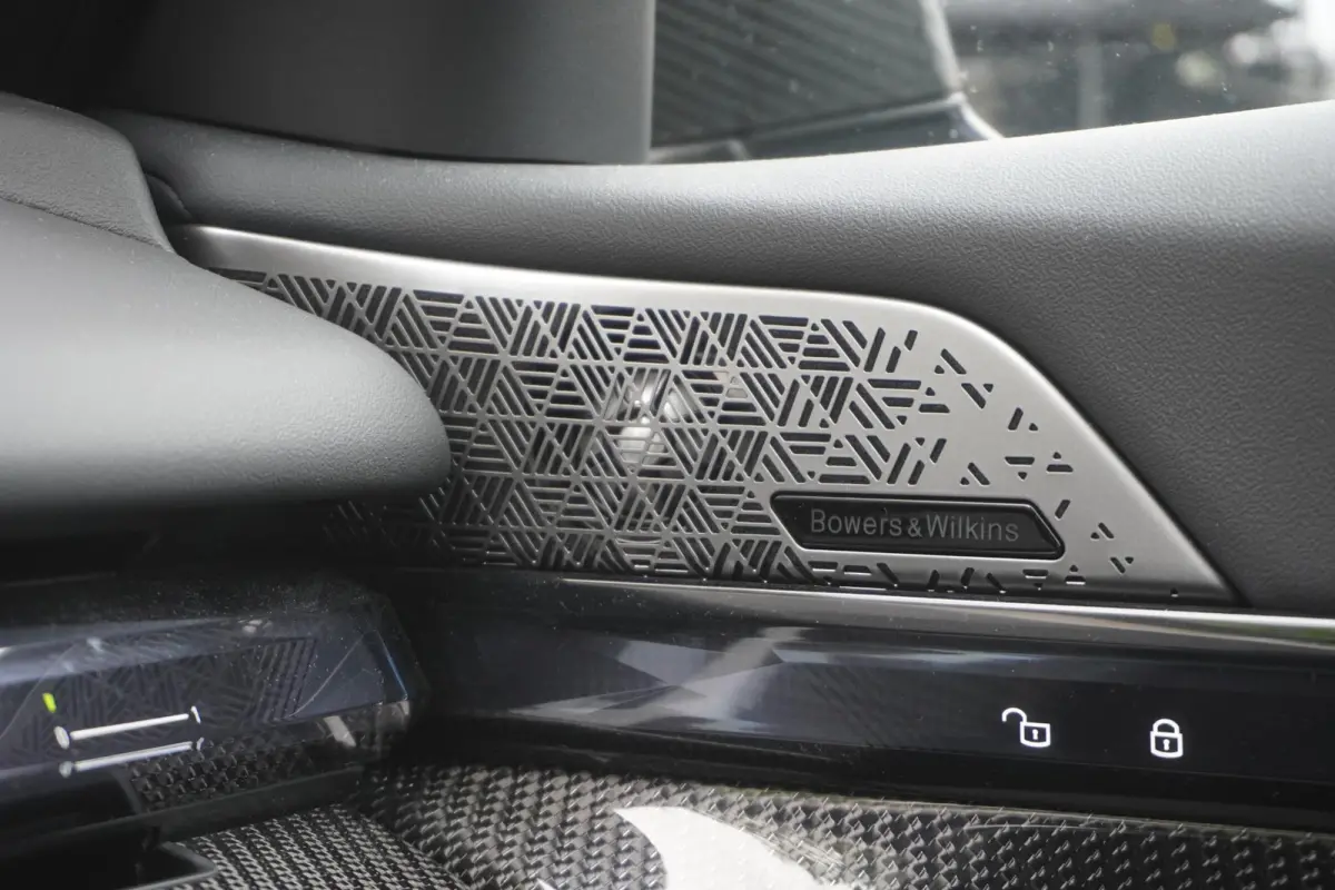 M5 | M Drive Professional | Carbon Pack incl Carbon dak | Driving Assistant Professional | Bowers & Wilkins Surround Sound System | Parking Assistant Professional
