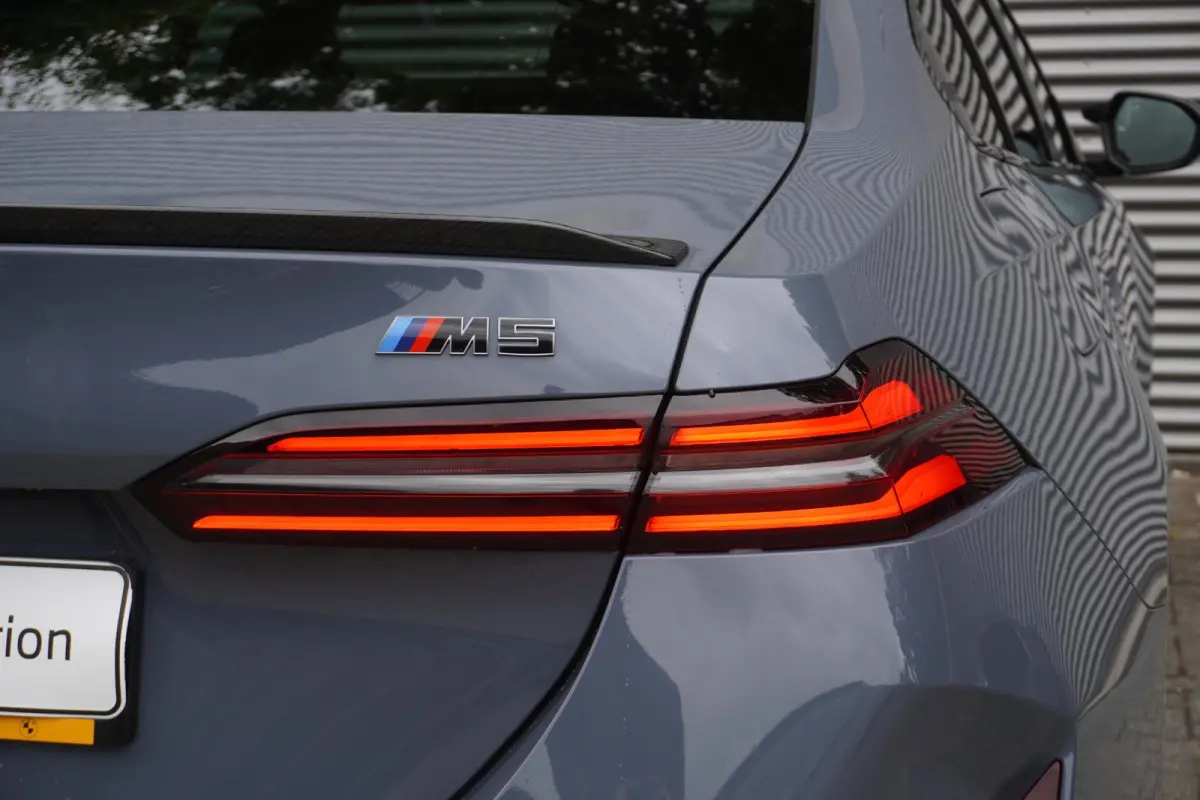 M5 | M Drive Professional | Carbon Pack incl Carbon dak | Driving Assistant Professional | Bowers & Wilkins Surround Sound System | Parking Assistant Professional