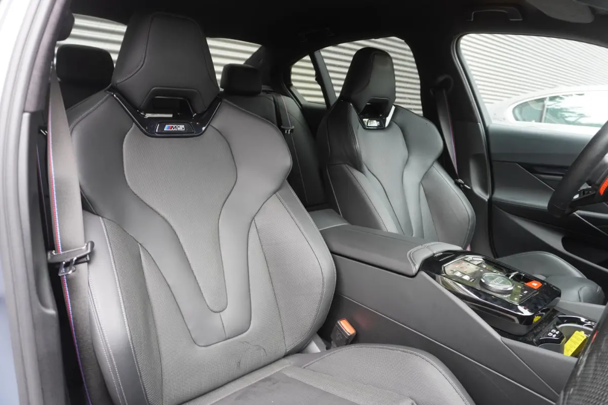 M5 | M Drive Professional | Carbon Pack incl Carbon dak | Driving Assistant Professional | Bowers & Wilkins Surround Sound System | Parking Assistant Professional