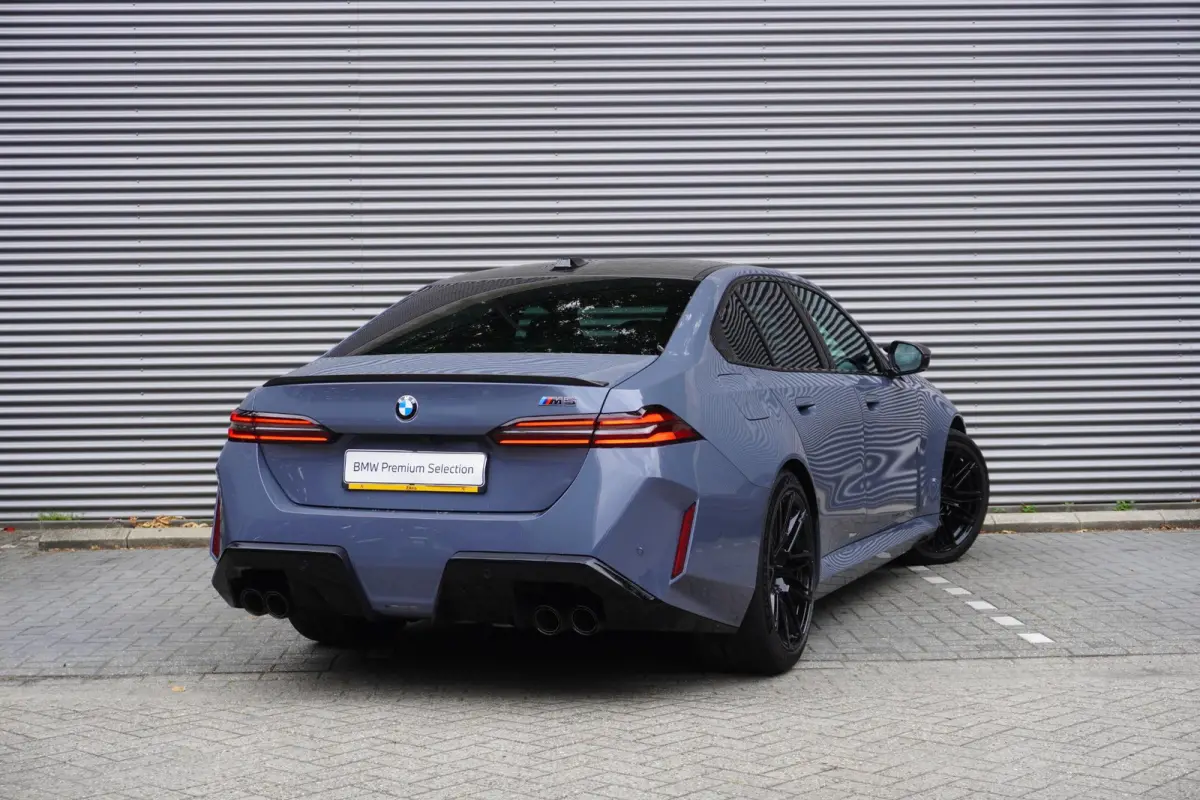 M5 | M Drive Professional | Carbon Pack incl Carbon dak | Driving Assistant Professional | Bowers & Wilkins Surround Sound System | Parking Assistant Professional