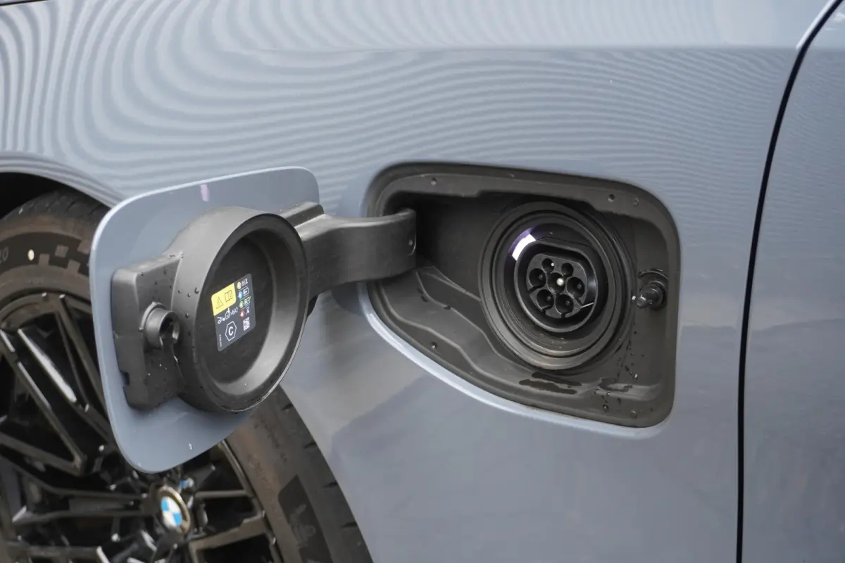 M5 | M Drive Professional | Carbon Pack incl Carbon dak | Driving Assistant Professional | Bowers & Wilkins Surround Sound System | Parking Assistant Professional