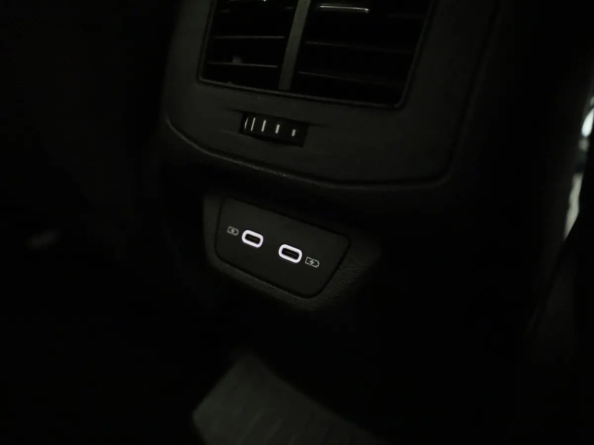 1.0 TSI Oranje Edition 116 PK| Origineel Nederlands | 1e Eigenaar | Trekhaak Afneembaar | Navigatie | Climatronic | Achteruitrijcamera | LED Plus | Parkeersensoren