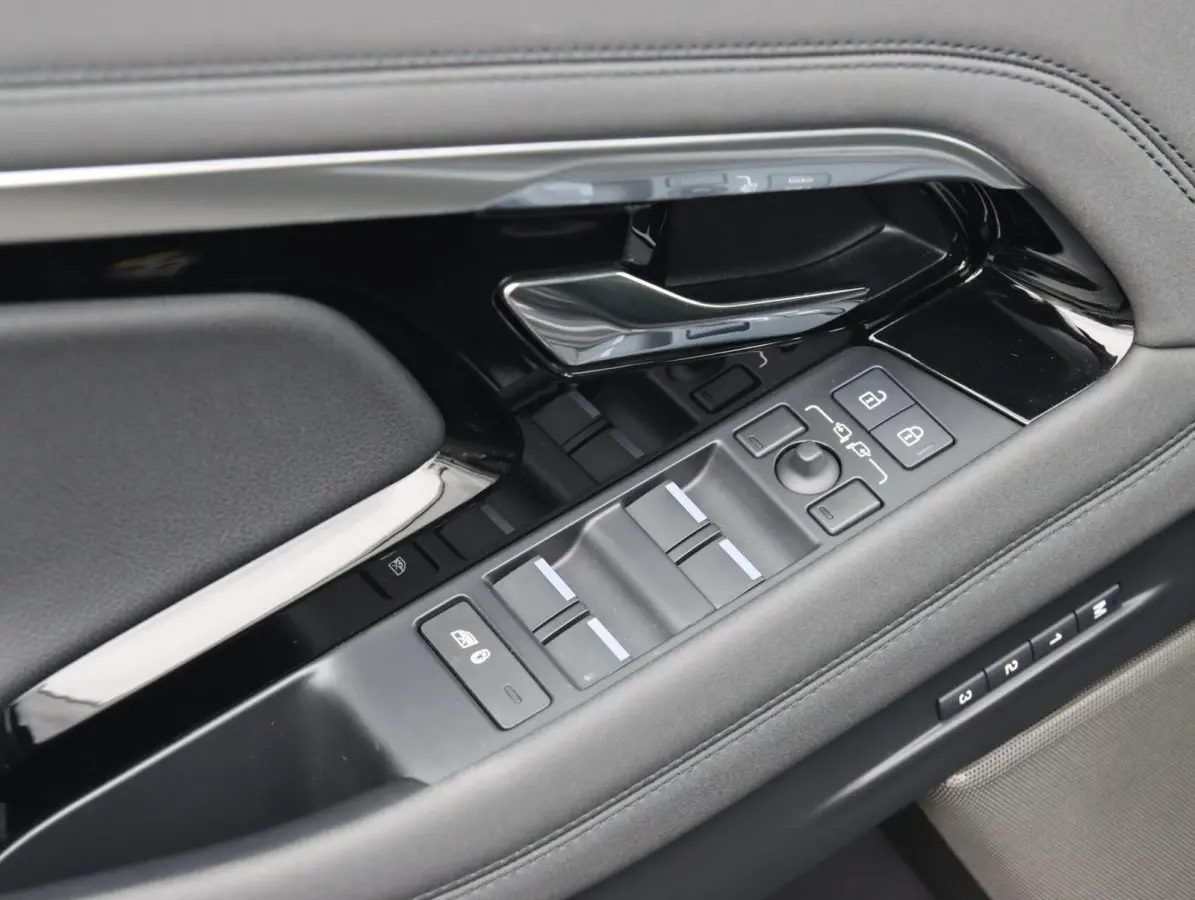 1.5 P300e AWD R-Dynamic SE | SOH 95%