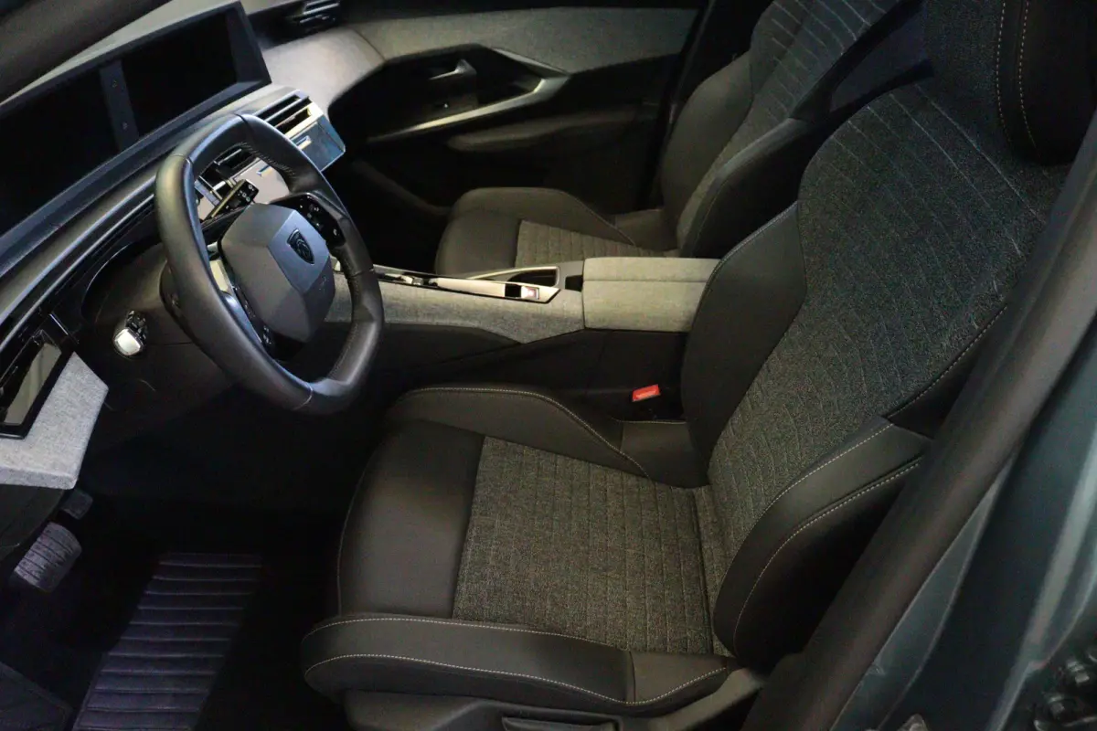 1.2 Hybrid 145 Allure Automaat | 7 PERS | APPCONNECT | CAMERA + PDC | CRUISE | LANE-ASSIST |