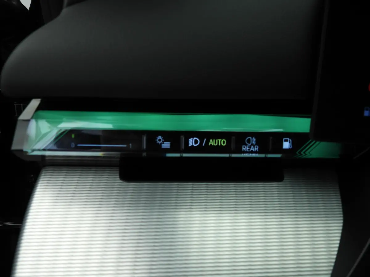 530e | M-Sportpakket | Individual uitv. | LED | HUD | Active Cruise | Sportstoelen | Stoelverwarming | DAB | Harman-kardon sound | Alu 20 inch