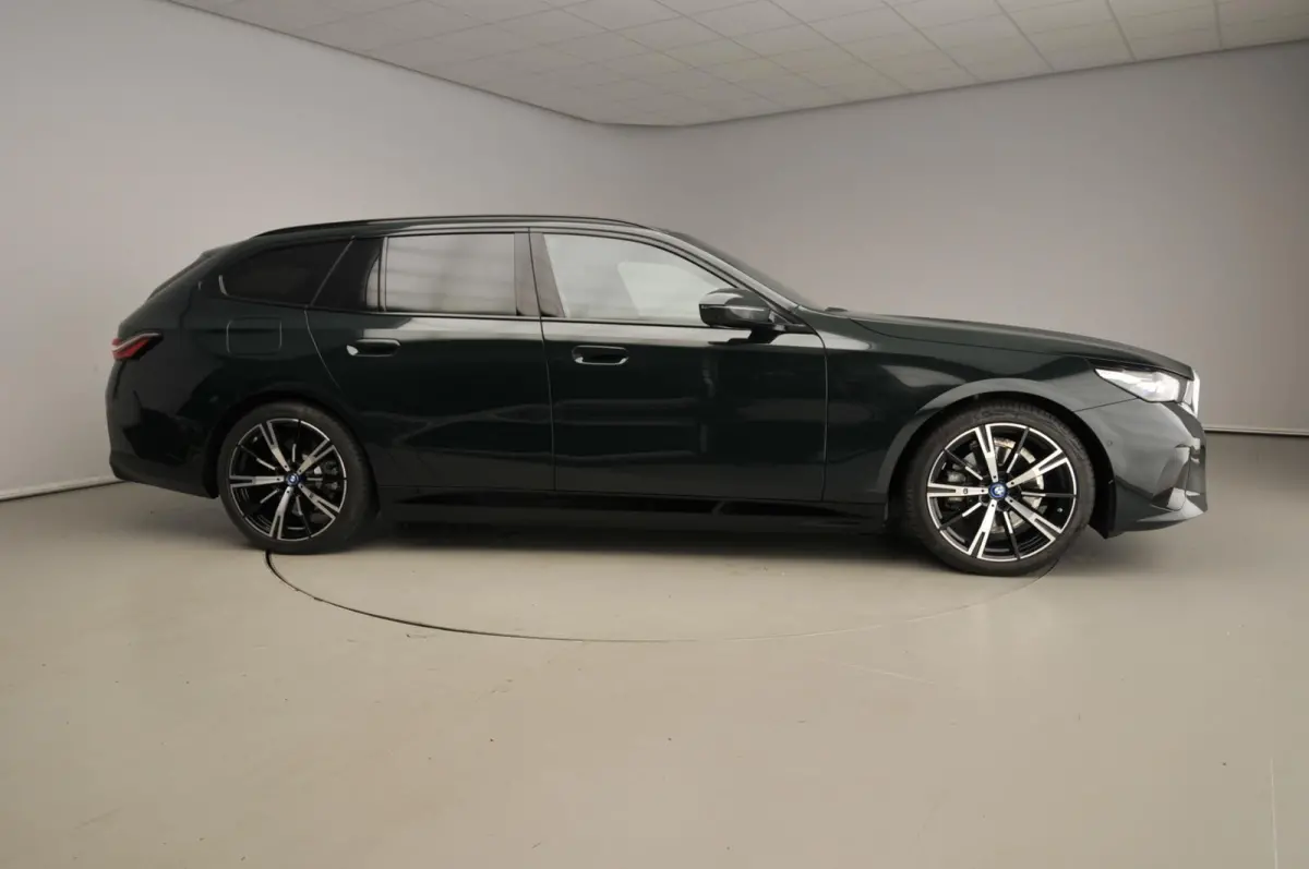 530e | M-Sportpakket | Individual uitv. | LED | HUD | Active Cruise | Sportstoelen | Stoelverwarming | DAB | Harman-kardon sound | Alu 20 inch