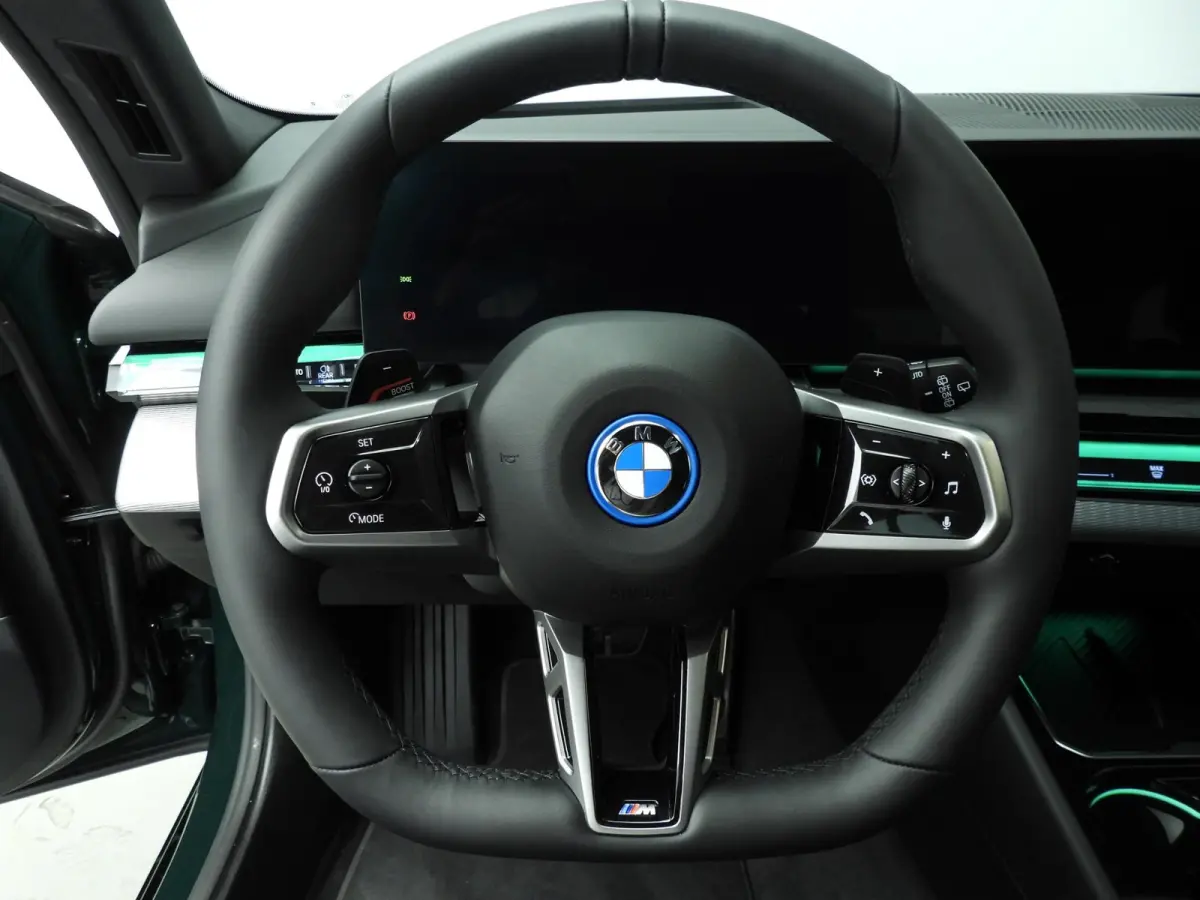 530e | M-Sportpakket | Individual uitv. | LED | HUD | Active Cruise | Sportstoelen | Stoelverwarming | DAB | Harman-kardon sound | Alu 20 inch