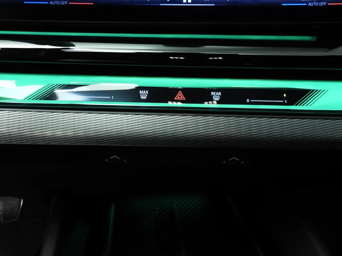 530e | M-Sportpakket | Individual uitv. | LED | HUD | Active Cruise | Sportstoelen | Stoelverwarming | DAB | Harman-kardon sound | Alu 20 inch