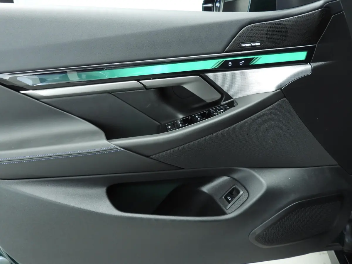 530e | M-Sportpakket | Individual uitv. | LED | HUD | Active Cruise | Sportstoelen | Stoelverwarming | DAB | Harman-kardon sound | Alu 20 inch