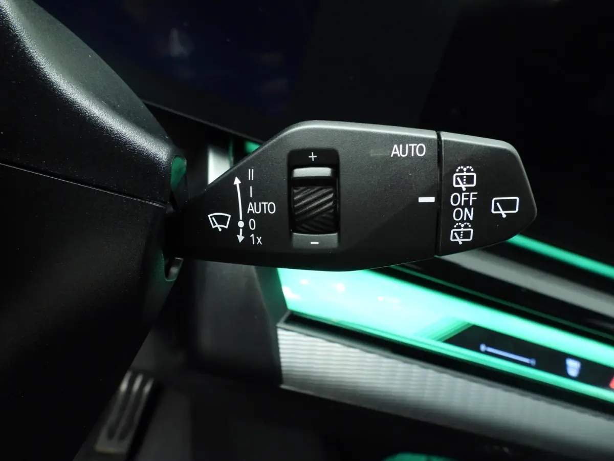 530e | M-Sportpakket | Individual uitv. | LED | HUD | Active Cruise | Sportstoelen | Stoelverwarming | DAB | Harman-kardon sound | Alu 20 inch