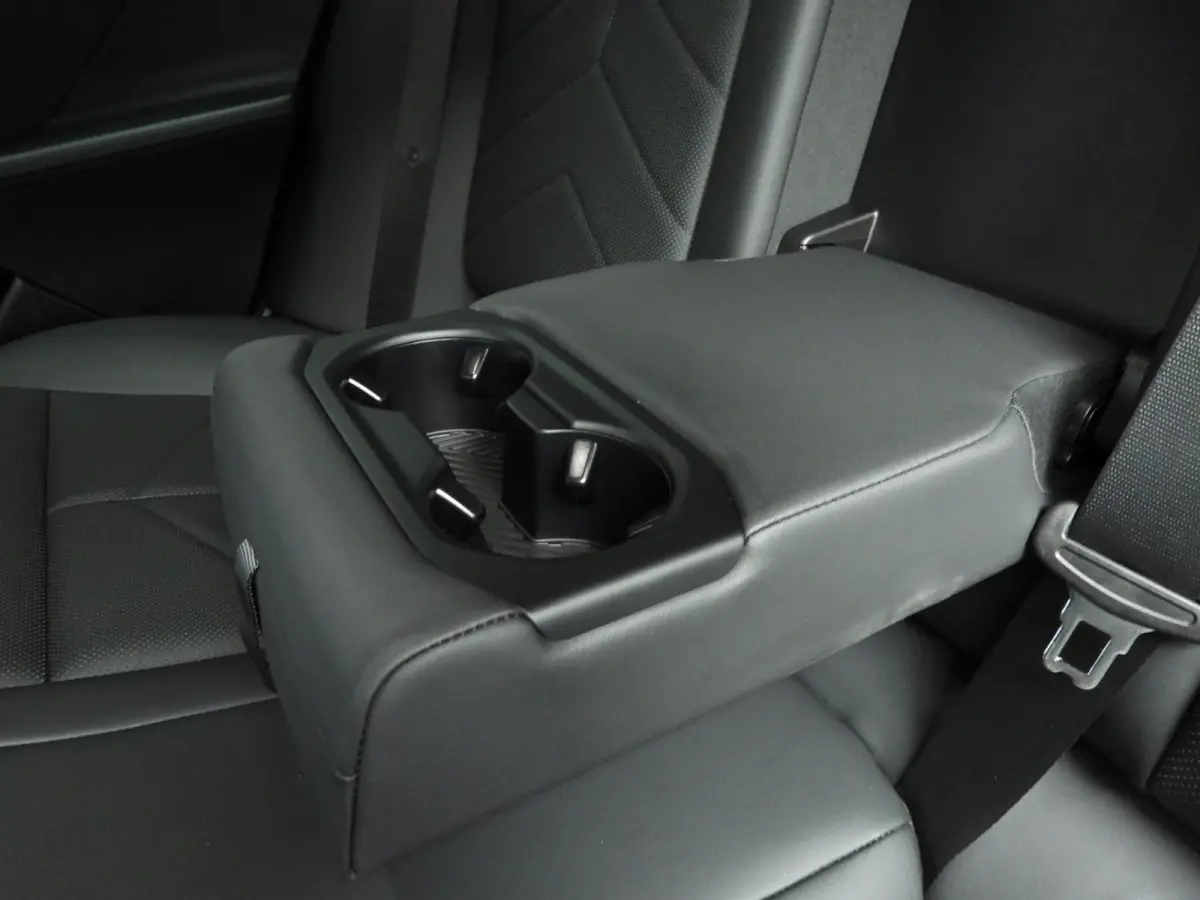 530e | M-Sportpakket | Individual uitv. | LED | HUD | Active Cruise | Sportstoelen | Stoelverwarming | DAB | Harman-kardon sound | Alu 20 inch