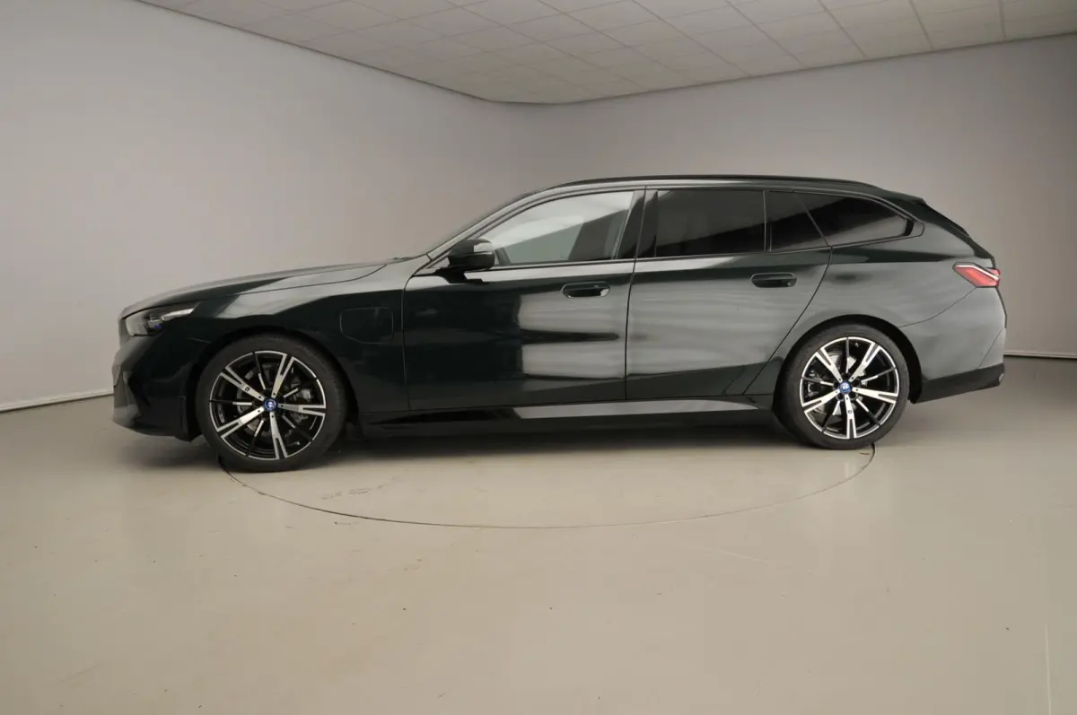 530e | M-Sportpakket | Individual uitv. | LED | HUD | Active Cruise | Sportstoelen | Stoelverwarming | DAB | Harman-kardon sound | Alu 20 inch