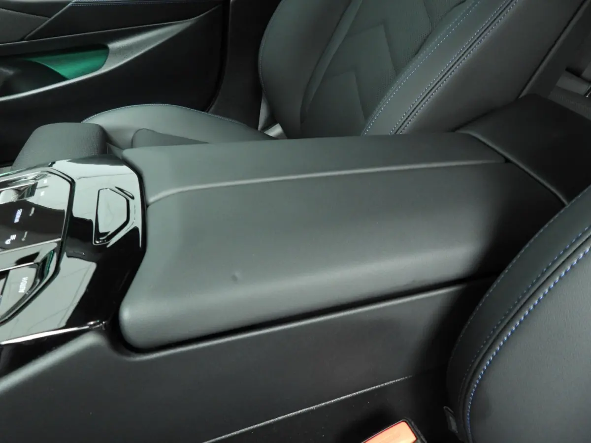 530e | M-Sportpakket | Individual uitv. | LED | HUD | Active Cruise | Sportstoelen | Stoelverwarming | DAB | Harman-kardon sound | Alu 20 inch