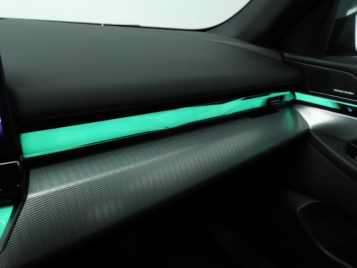 530e | M-Sportpakket | Individual uitv. | LED | HUD | Active Cruise | Sportstoelen | Stoelverwarming | DAB | Harman-kardon sound | Alu 20 inch