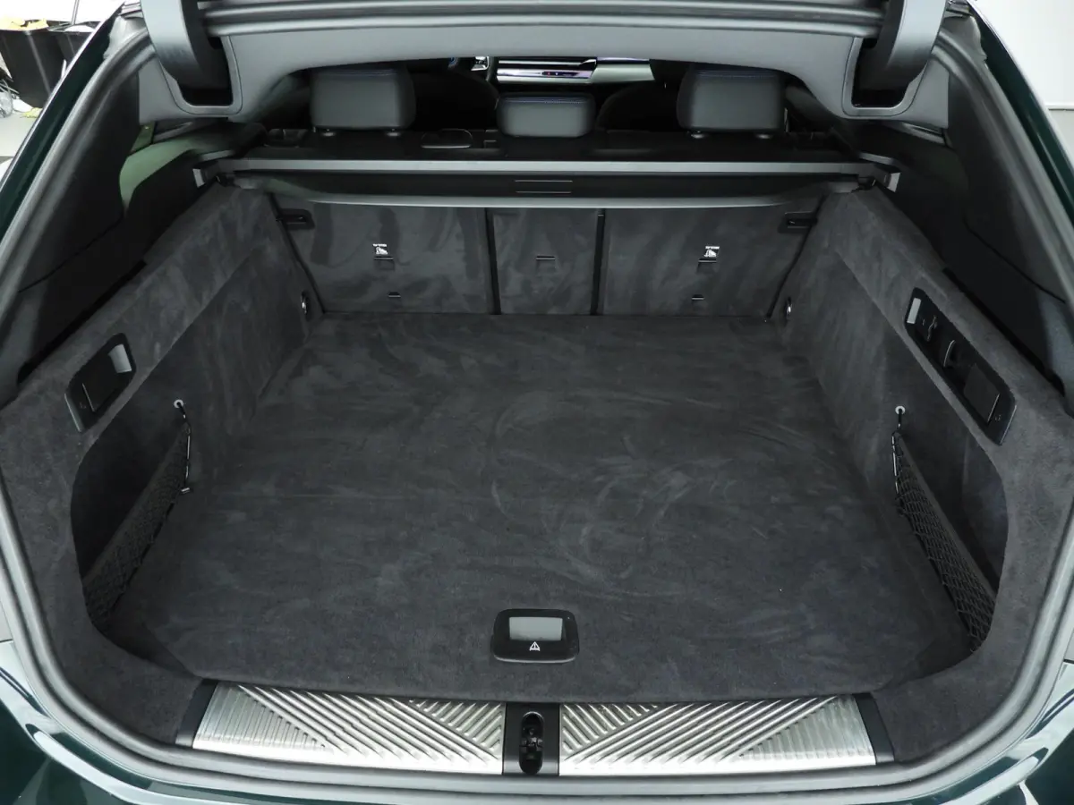 530e | M-Sportpakket | Individual uitv. | LED | HUD | Active Cruise | Sportstoelen | Stoelverwarming | DAB | Harman-kardon sound | Alu 20 inch
