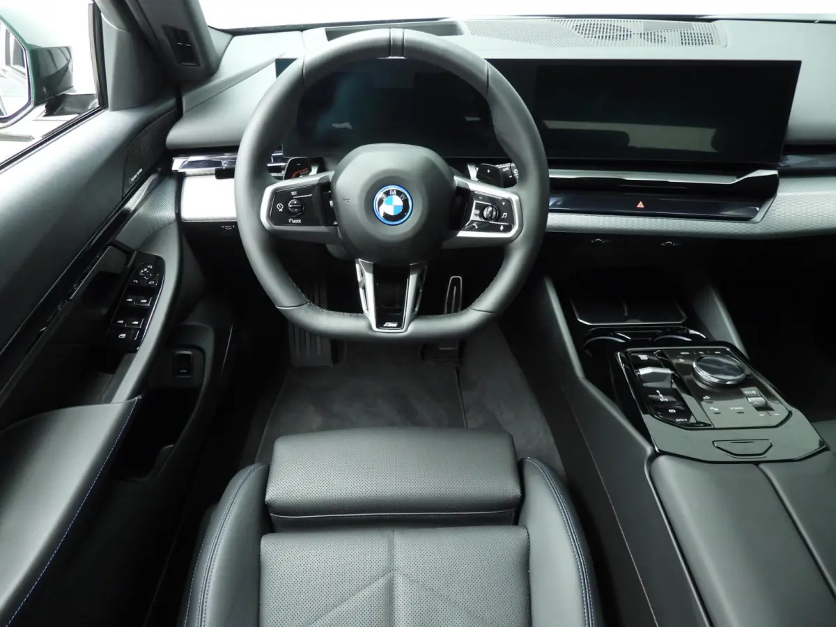 530e | M-Sportpakket | Individual uitv. | LED | HUD | Active Cruise | Sportstoelen | Stoelverwarming | DAB | Harman-kardon sound | Alu 20 inch