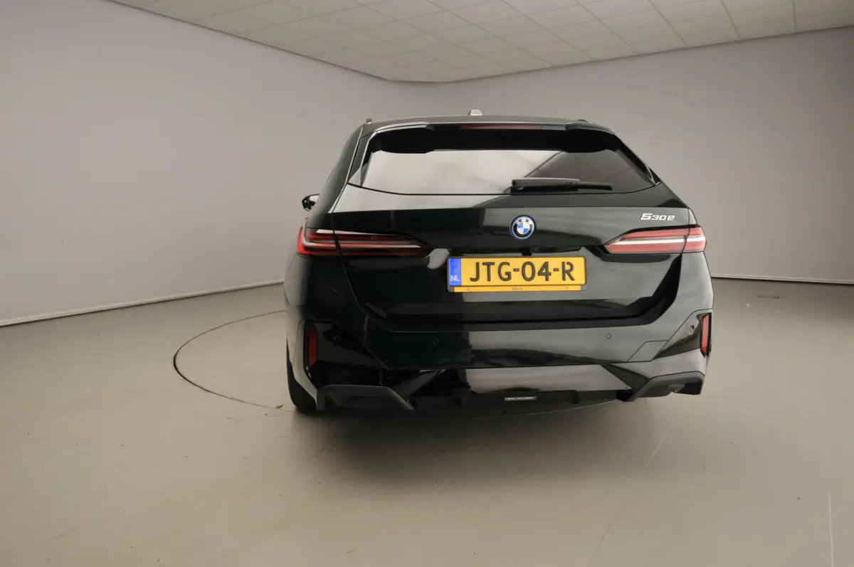 530e | M-Sportpakket | Individual uitv. | LED | HUD | Active Cruise | Sportstoelen | Stoelverwarming | DAB | Harman-kardon sound | Alu 20 inch
